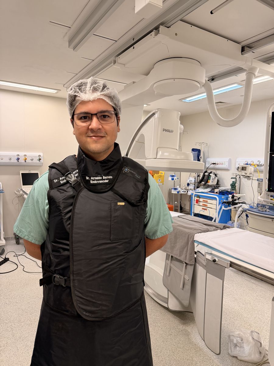 Dr. Arnaldo Barreto na sala de hemodinâmica, com avental de proteção radiológica